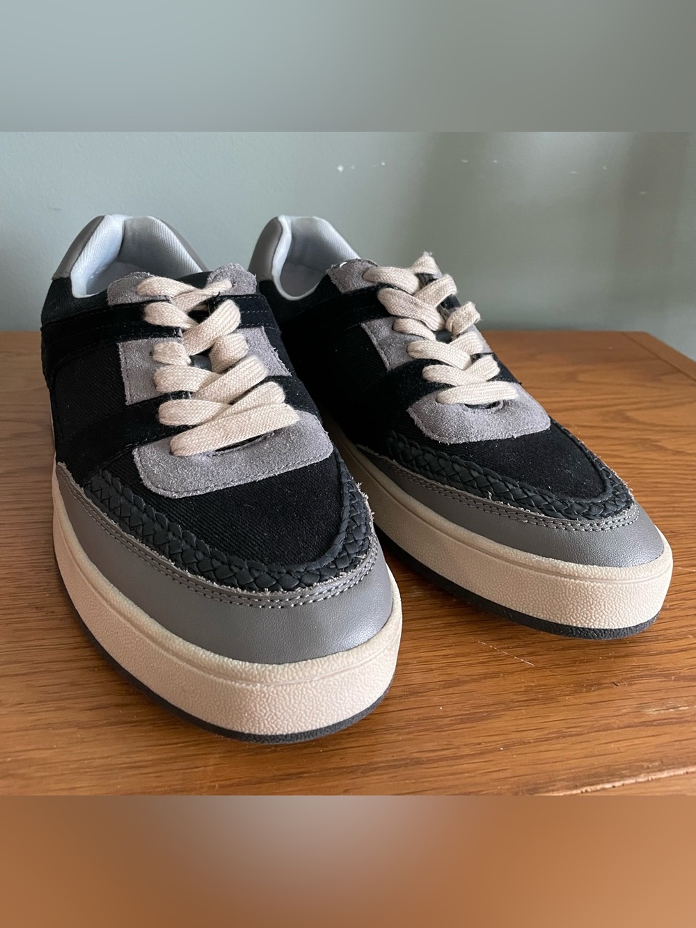 Lucky Brand Halinna Black Lace Up Sneakers Womens Size 8.5 Classic Casual